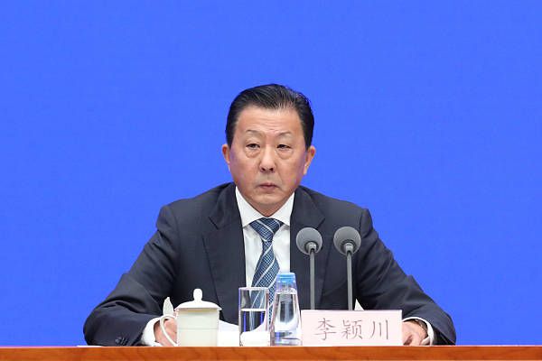 只落落看着